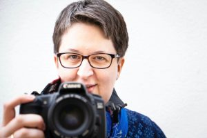 Annette Schwindt mit Kamera, fotografiert von Benedikt Geyer