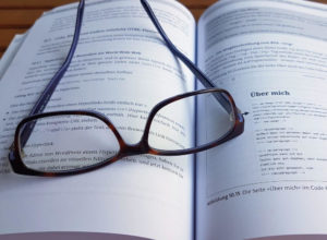 Brille auf Buch