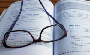 Brille auf Buch
