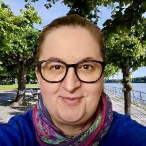 Annette Schwindt Portrait mit Rheinpromenade als Hintergrund