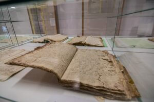 Altes verwittertes Buch in einem Schaukasten