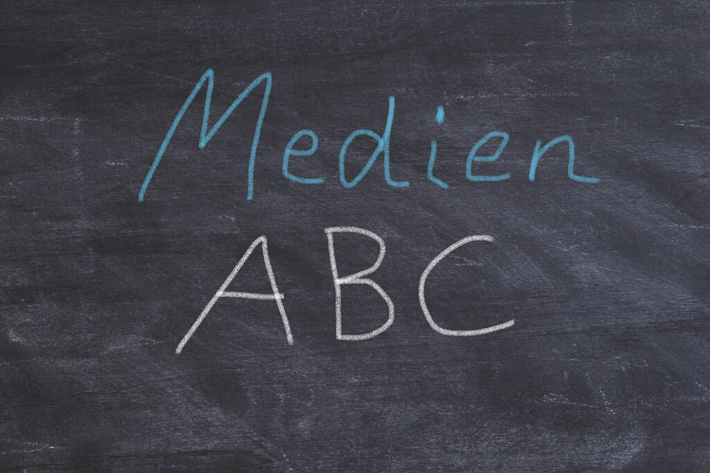 Auf einer Schultafel stehen die Worte Medien ABC geschrieben