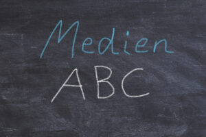 Auf einer Schultafel stehen die Worte Medien ABC geschrieben