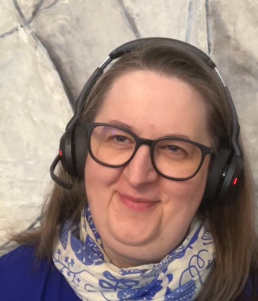 Annette mit Headset hört zu
