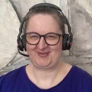 Lachende Annette mit Headset