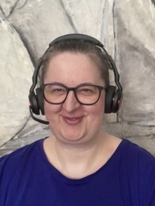 Lachende Annette mit Headset