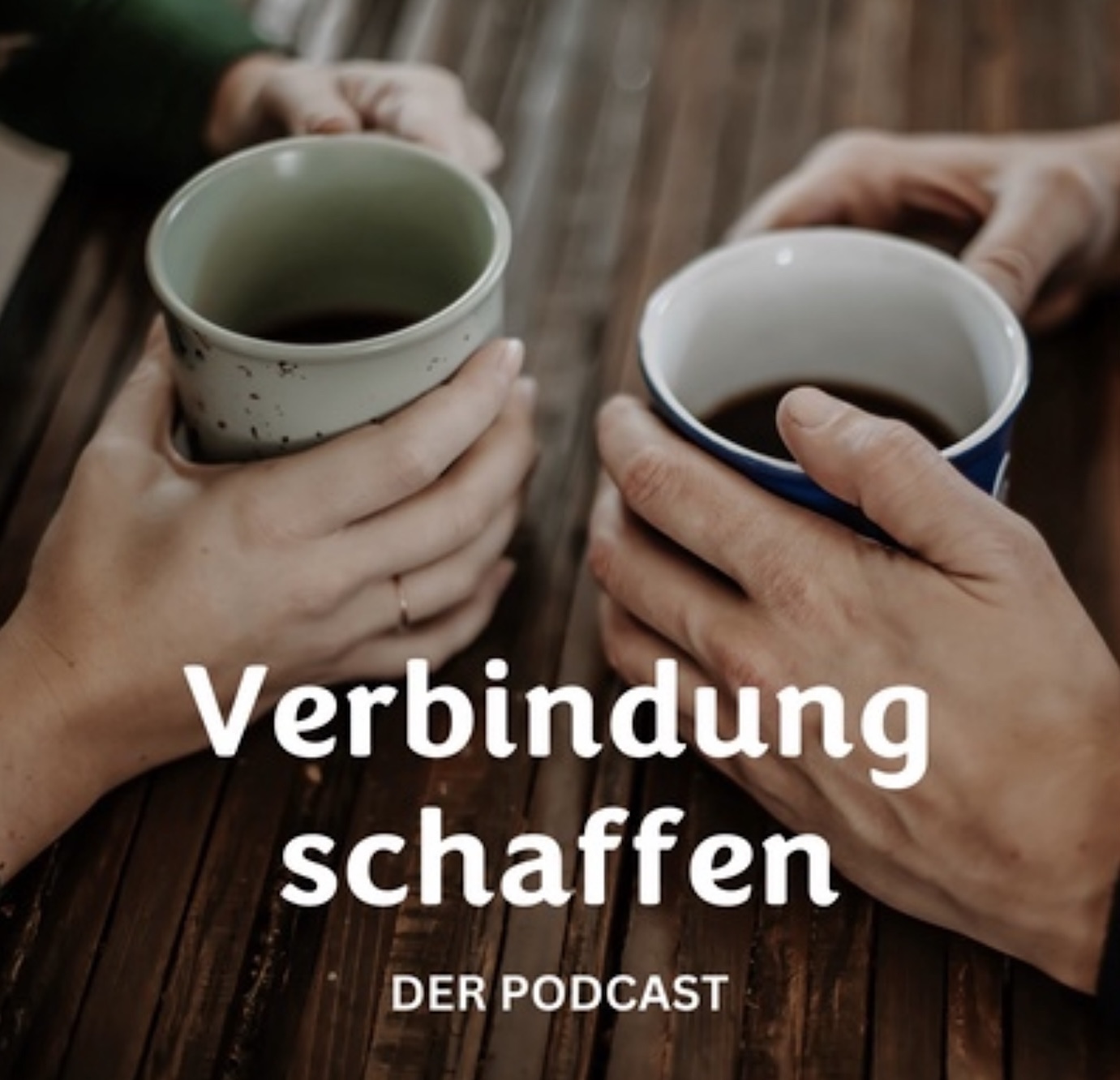 Zwei Kaffeetassen mit Händen von zwei Menschen, die sich gegenüber an einem Tisch sitzen. Runter steht Verbindung schaffen Podcast.